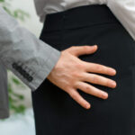 Foto: Mann klapser kvinne på baken