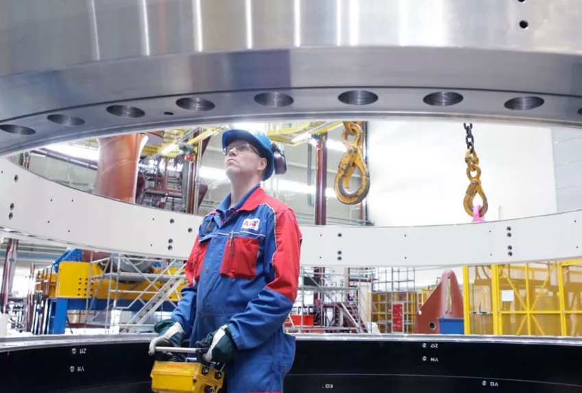 Foto av ABB-ansatt som jobber