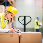 Ung kvinne jobber på et lager.