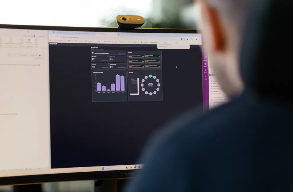 Mann ser på dataskjerm med forskjellige grafiske feamstillinger av data fra et HMS-system