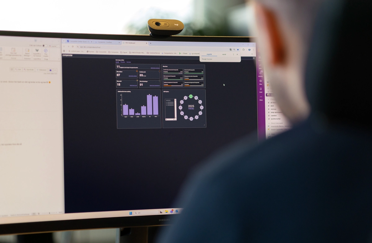 Mann ser på dataskjerm med forskjellige grafiske feamstillinger av data fra et HMS-system